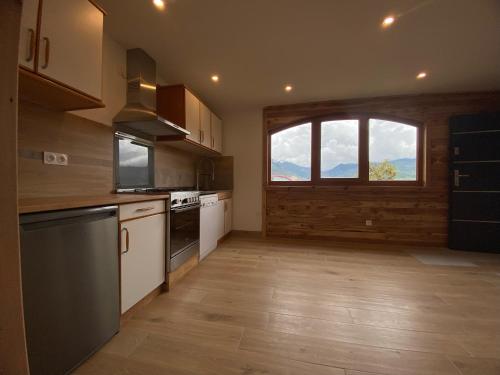 - une grande cuisine avec une grande fenêtre dans une chambre dans l'établissement Yourte au coeur des Alpes, à Eygliers
