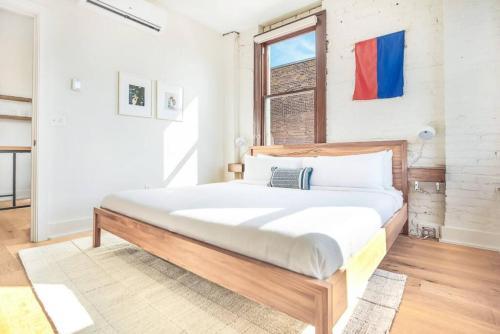 a bedroom with a large bed in a room at Annabelle 3B - New in Savannah