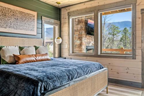 セバービルにあるChalet Bellemont View Heated Swim Spa Game Roomのベッドと大きな窓のある寝室