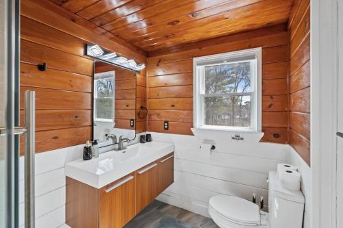 Ένα μπάνιο στο Cozy Riverfront Stay in Wareham