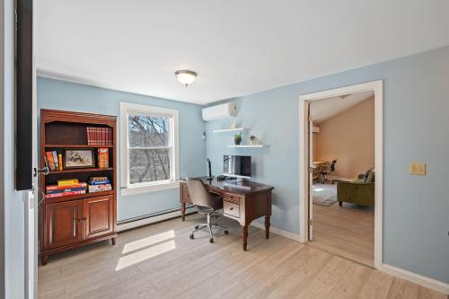 Η κουζίνα ή μικρή κουζίνα στο Cozy Riverfront Stay in Wareham