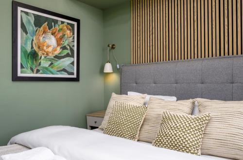 a bedroom with a bed and a painting on the wall at Ochill View Apartment by Stirling Train Station in Stirling