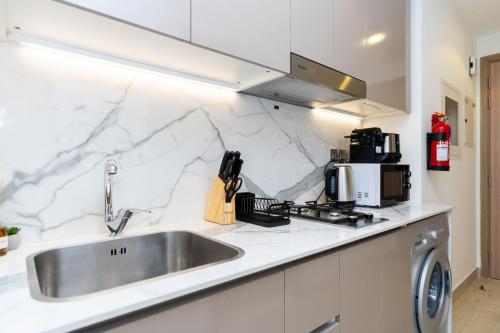 Kuchyň nebo kuchyňský kout v ubytování CitiHome - Studio Azizi Riviera