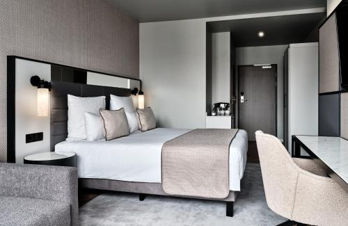 En eller flere senge i et værelse på Leonardo Royal Hotel Warsaw