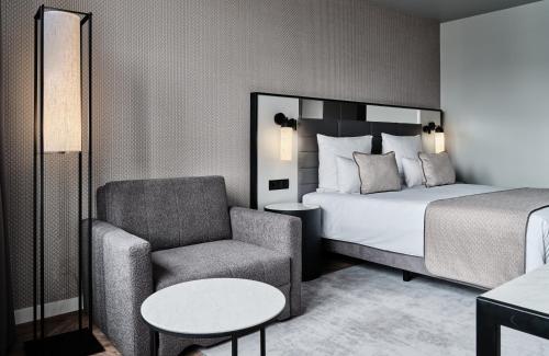 En eller flere senge i et værelse på Leonardo Royal Hotel Warsaw