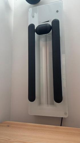 Un electrodoméstico blanco con dos tiradores negros en una pared. en Loder Lodge, en Sankt Jakob in Haus