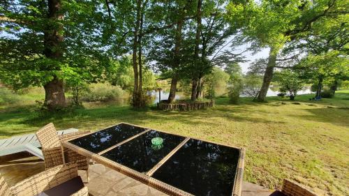 a picnic table and a bench in a park at Chalet Vue Lac in Chaillac