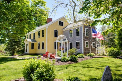 Κήπος έξω από το Gorgeous Cape Cod Mansion With Spa Near Beach