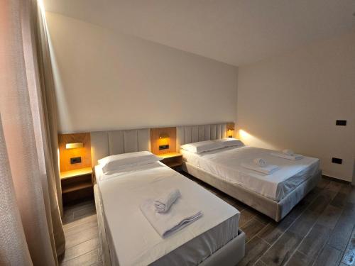 Postel nebo postele na pokoji v ubytování Azure Hotel Dhermi