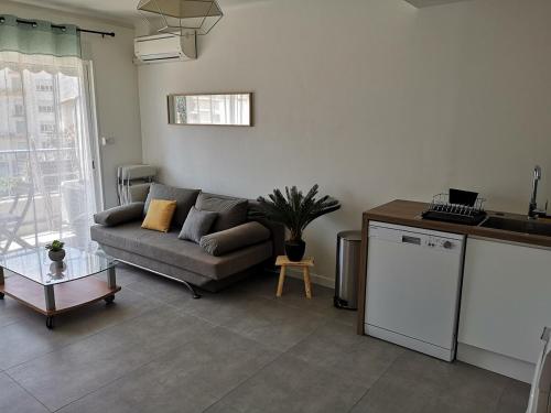 un salon avec un canapé et une table dans l'établissement Charmant 2P au cœur de Juan-les-Pins, à Juan-les-Pins