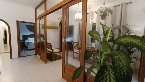 a hallway with a door leading to a bedroom at Casa Isabel 1 in Betancuría