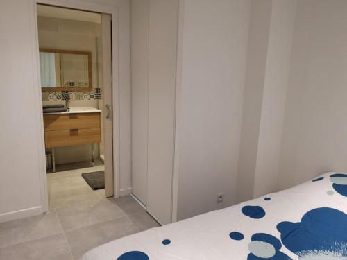 une chambre avec un lit et une salle de bain avec un lavabo dans l'établissement Charmant 2P au cœur de Juan-les-Pins, à Juan-les-Pins