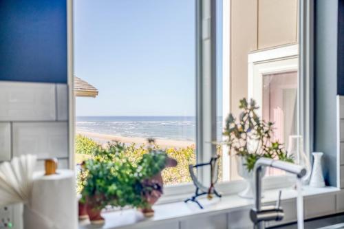 a kitchen window with a view of the beach at Walters Waldport in Waldport
