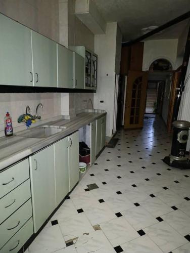 Η κουζίνα ή μικρή κουζίνα στο جرف العز هاوس