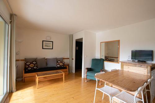 TV a/nebo společenská místnost v ubytování Appartement n 24 pour 4 à 6 personnes plages à pied