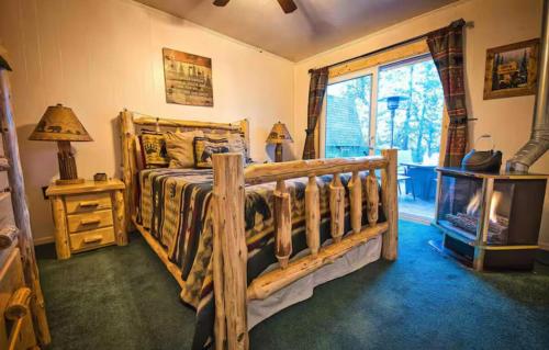 Postel nebo postele na pokoji v ubytování Sugar Pine Escape w Hot-Tub & Forest Backyard!