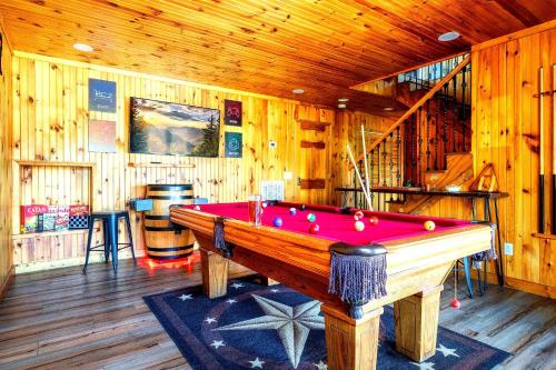 Meja biliard di Mountain Moonrise 3BR 3BA - Scenic Falls, Mtn View, Hot Tub, Gameroom, Firepit - Sleep 8-