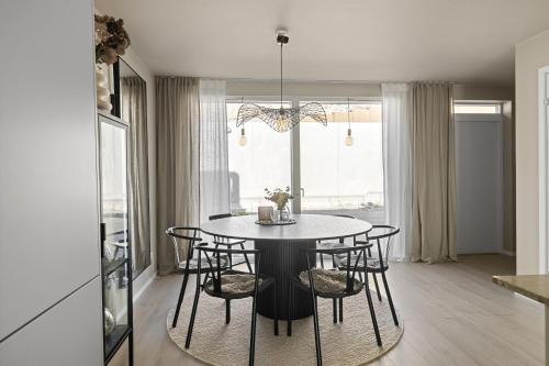 a dining room with a table and chairs at Townhouse with Jacuzzi in Älta