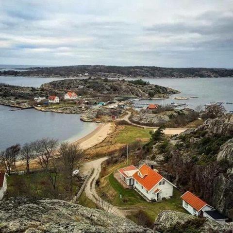 una casa en una colina al lado de un cuerpo de agua en Skärgårdsparadis i Strömstad i anslutning till strand och hamn, en Strömstad