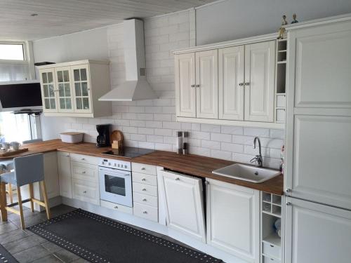 Una cocina o zona de cocina en Skärgårdsparadis i Strömstad i anslutning till strand och hamn