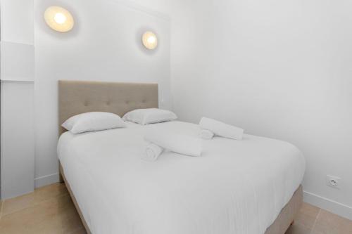 - une chambre blanche avec un grand lit blanc et 2 oreillers dans l'établissement Le Palais - Hypercentre - Croisette - Calm - AC, à Cannes