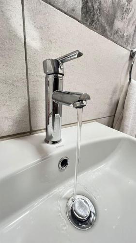 VosloorusにあるGodide Guesthouseの洗面台(水道水の蛇口付)