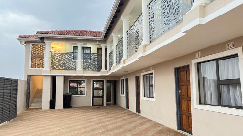 VosloorusにあるGodide Guesthouseのバルコニーと私道付きの家