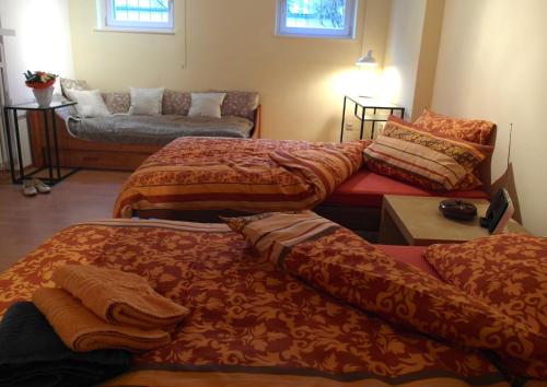 Habitación con 3 camas y sofá en Am Forsthaus Gravenbruch, en Gravenbruch