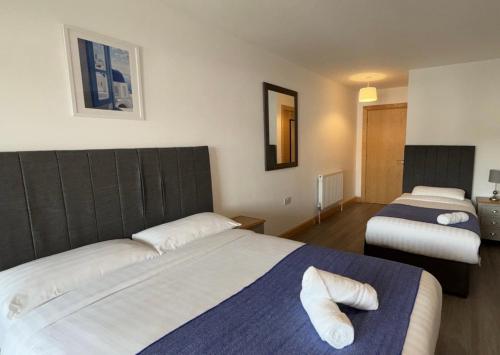 Postel nebo postele na pokoji v ubytování Port House Letterkenny Wild Atlantic Apartments