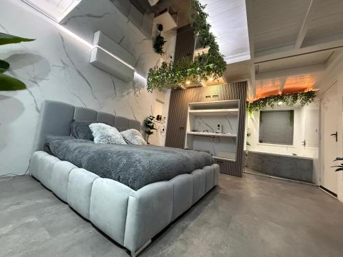 a bedroom with a large couch in a room at Spartementen by Pure-Zen in Rotterdam