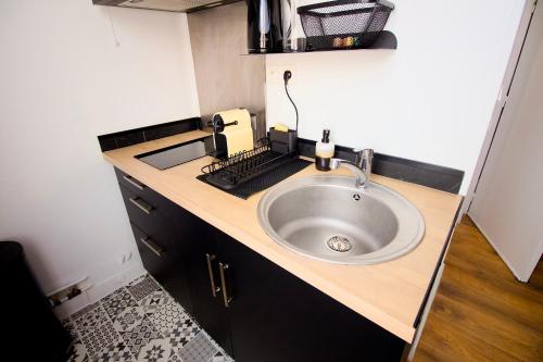 - un comptoir de salle de bains avec lavabo dans la chambre dans l'établissement L'Atelier maritime, Studio 2min Ferry & La Cité de la Mer, Cherbourg, Intendance Luxury Host, à Cherbourg en Cotentin