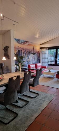 a living room with chairs and a table at Charmantes Haus mit Gartenoase in Hilden