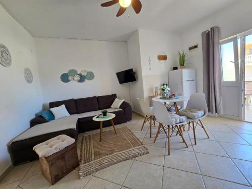 salon z kanapą i stołem w obiekcie Apartment Melani w mieście Vir