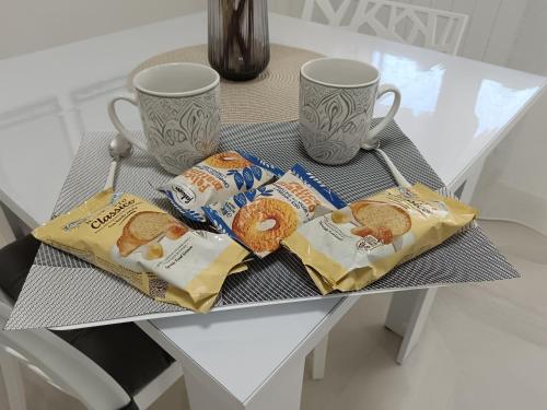 a table with two bags of food and two cups at Il Triangolo in Termoli