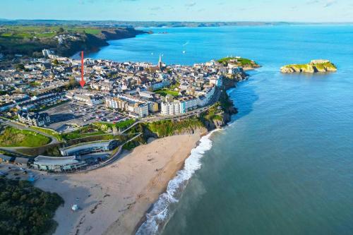 una vista aérea de una ciudad en la playa en Clover Cottage, Tenby, en Tenby