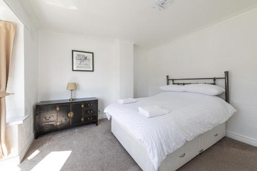 1 dormitorio blanco con 1 cama y vestidor en Beautiful Chester House, en Pelton