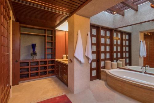 Un baño con una bañera grande y un lavabo. en Villa Tranquilidad 7BR by Cabo Villas, en San José del Cabo