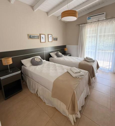 a bedroom with two beds and a window at Apart Boutique Macedonia in San Lorenzo