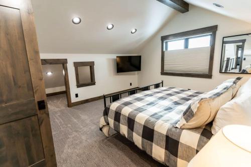 Ένα ή περισσότερα κρεβάτια σε δωμάτιο στο The Lodge at Cutthroat Landing