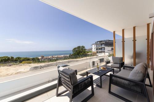 un balcón con vista al mar en Beautiful Sunset Views, en Nazaré