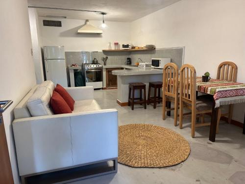 Apartamentos Otorongo Cuenca Ecuadorにあるキッチンまたは簡易キッチン