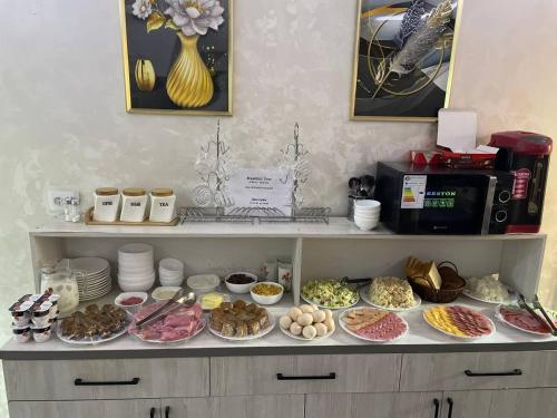 een plank met veel borden voedsel erop bij The Art Hotel in Tasjkent