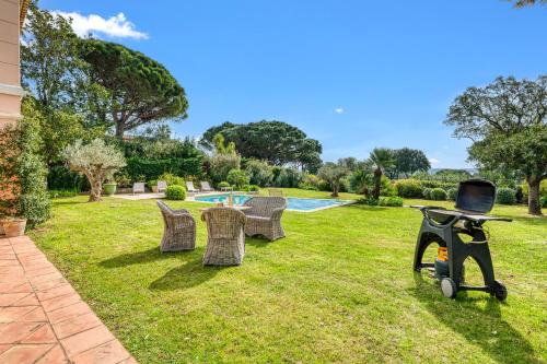un vélo garé dans l'herbe à côté d'une piscine dans l'établissement Villa Tortue - Happy Rentals, à Grimaud