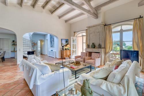 un salon avec des canapés blancs et une table dans l'établissement Villa Tortue - Happy Rentals, à Grimaud