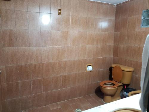 een badkamer met toilet, wastafel en bad bij Apartamento Vca Paraguay in Villarrica