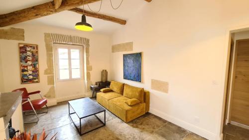 un salon avec un canapé et une table dans l'établissement Le Mondrian, à Nîmes