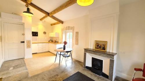 un salon avec une cheminée et une table dans l'établissement Le Mondrian, à Nîmes