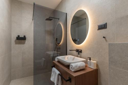 Bilik mandi di Prestige Villa COMPADRE Luxury Retreat in Mandre, Heated Pool, 4 Bedrooms, Seaside Comfort, NEW!