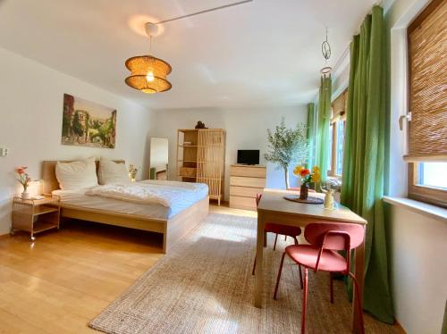 Postel nebo postele na pokoji v ubytování Ruhe & Charme - Familien Apartment 4 Betten