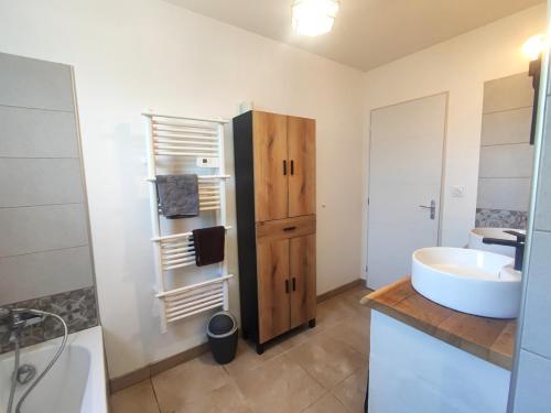 une salle de bain avec un lavabo, des toilettes et une baignoire dans l'établissement Maison Ranoa, à Saint-Jean-de-Ceyrargues